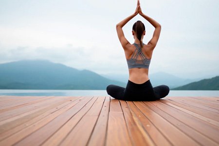 Девушка сидит на полу